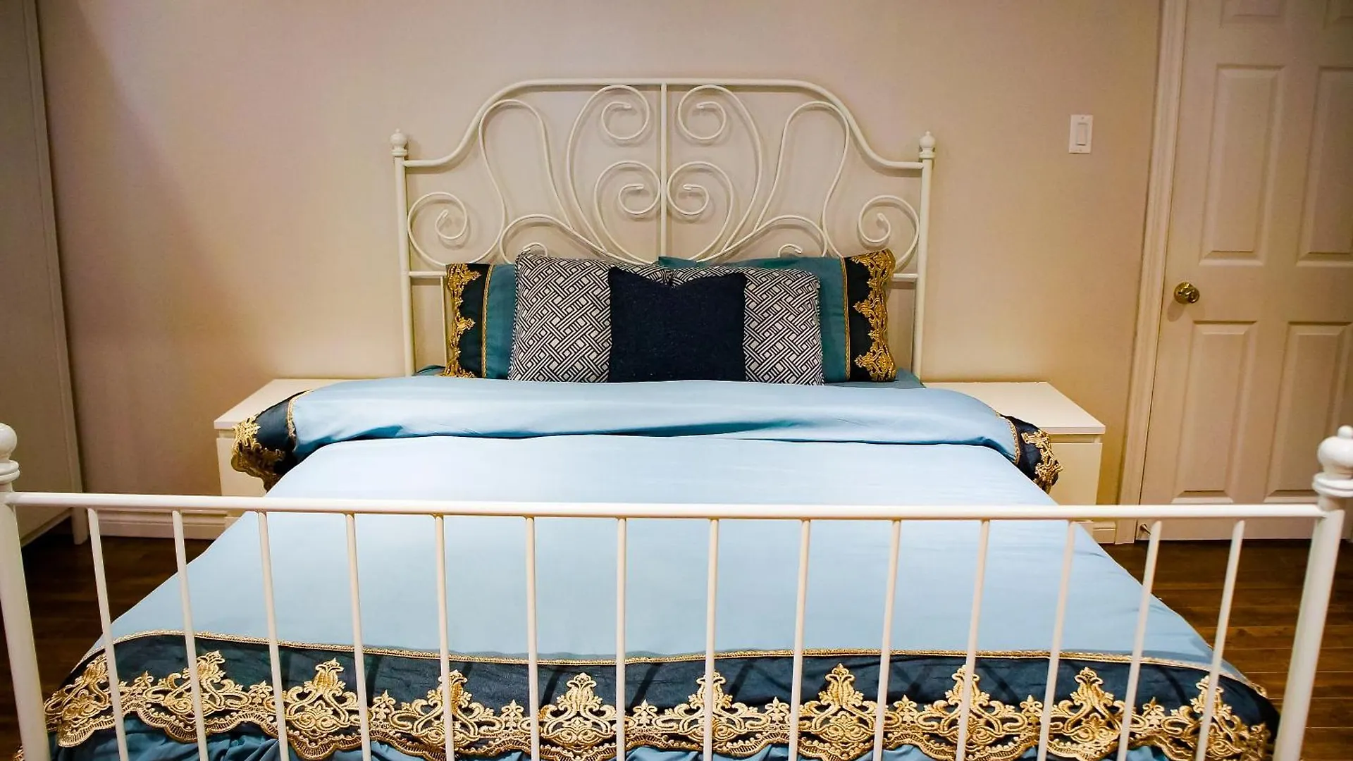 Lovely Bedroom Near Subway Station And Mall And Highway Toronto Canada